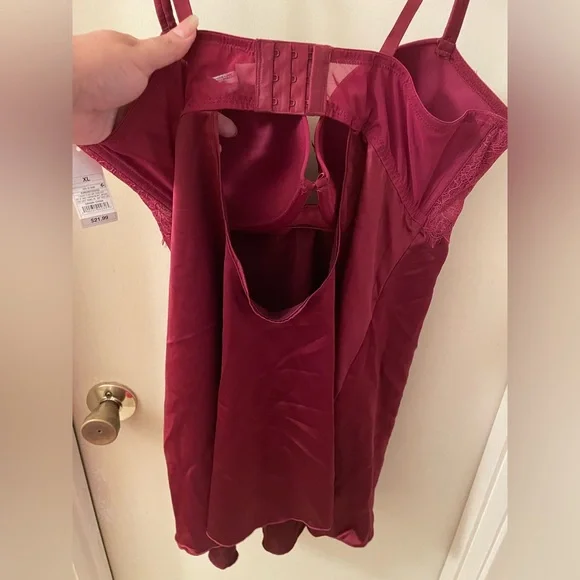 Beautiful maroon Nightgown - Picture 3 of 4